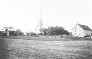 Première église avant l’incendie de 1914. À gauche, le couvent des Sœurs du Bon Pasteur bâtie en 1872 - 1873.