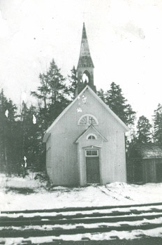 La première chapelle bâtie en 1902 et détruite dans l'incendie de 1932. La photo date de 1920.